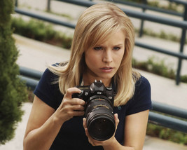 Kristen Bell in Veronica Mars holding camera 16x20 Canvas Giclee - £55.94 GBP
