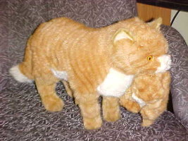 24&quot; Avanti Mom Tabby Gold Striped Plush Cat Kitten In Mouth Jockline Italy 1985 - £77.39 GBP