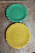 VTG FIESTAWARE 1940s SET OF 2 DINNER PLATES MARIGOLD &amp; GREEN DH2399a - $269.66 MXN