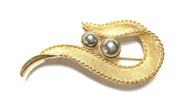 Vintage 1964 Signed Sarah Coventry ‘Symphony’ Faux Grey Pearl Gold Tone Brooch - £19.14 GBP