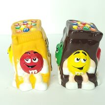 M&amp;M&#39;s Salt &amp; Pepper Shakers Ceramic Benjamin &amp; Medwin Brown Yellow w/ St... - €24,72 EUR