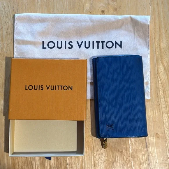 LOUIS VUITTON NWOT BRAND NEW ICOMES WITH BOX, DUST BAG. LUXURY BRAND WALLET - $674.28 CAD