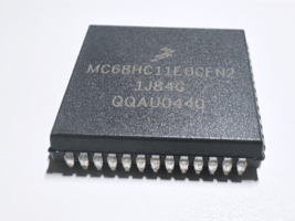1X MC68HC11E0CFN2 Freescale 8-Bit Microcontroller MCU ROMless 2MHz PLCC-52 - $10.00