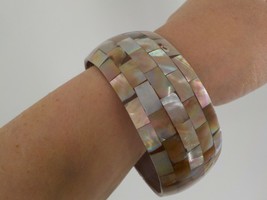 BANGLE WIDE INLAID SHELL BRACELET ASSORTED BROWN COLORS FASHION JEWELRY ... - $14.99
