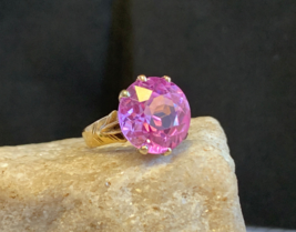 Vtg 10K Yellow Gold Ring 4.96g Fine Jewelry Sz 5 Band Pink Round Stone Prong - £311.70 GBP