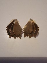 Vintage Womens Earrings VTG Gold Tone Stud Wings Leaves  - $14.40