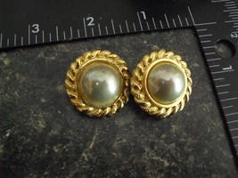 Vintage Carol Lee Signed Gold Tone Metal Fancy Earrings 1 1/8&quot; Wide - £13.98 GBP