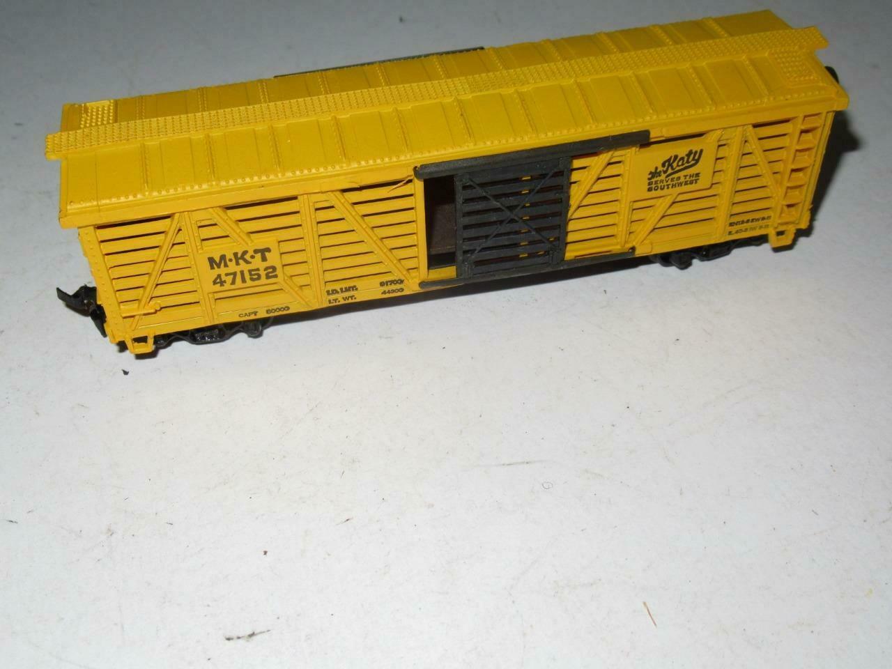 HO TRAINS- VINTAGE MKT STOCK CAR - LATCH COUPLERS -EXC.- S31LL - $3.62