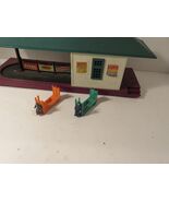 LIONEL 356 POST-WAR OPERATING STATION W/TWO  CARTS- 0/027- WORKS FINE- B2R - $853.91 MXN