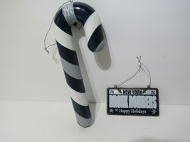 Forever Collectible MLB New York Yankees Sugarcane &amp; Holiday Sign Ornament - $253.93 MXN