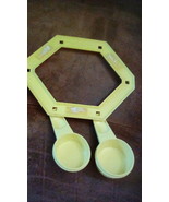 Tupperware Vintage 6 piece Yellow Measuring Cups and hanging rack EUC - $40.93 CAD