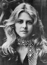 Lindsay Wagner wearing scarf around neck as The Bionic Woman 5x7 inch photo - £4.54 GBP