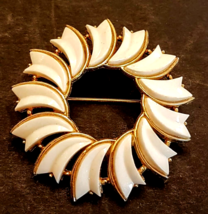 Crown Trifari Gold Plated White Thermoset Wreath Pin MCM VTG Alfred Philippe Era - £15.51 GBP