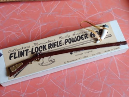 Flint Lock Musket &amp; Powder Horn Metal Miniature Shackman Japan 4 1/2 - £23.32 GBP