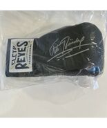 FELIX &quot; TITO &quot; TRINIDAD AUTOGRAPHED REYES GLOVE. BAS AUTHENTICATED. - $13,364.31 MXN