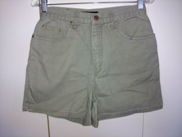 HALSTON JEANSWEAR LADIES PALE GREEN SHORTS-100% COTTON-6-BARELY WORN-4&quot; ... - $13.09