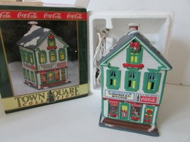 COCA COLA BRAND TOWN SQUARE LIGHTED VILLAGE BLDG MCMAHON&#39;S GENERAL STORE... - $427.04 MXN