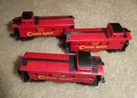 Lot of 3 Vintage 1970s N Scale Aurora Chessie C&amp;O 3576 Caboose Cars - £17.02 GBP