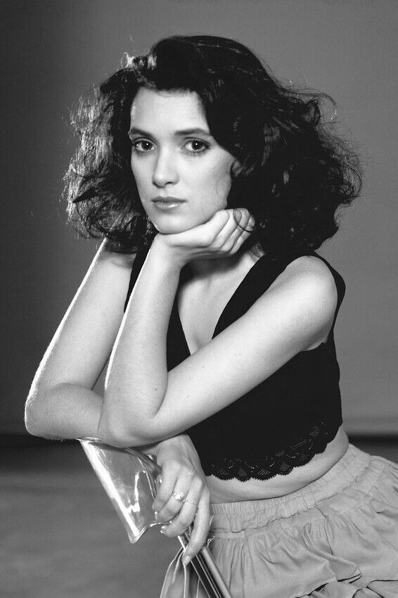 Winona Ryder 4x6 inch photo young pose - Photographs