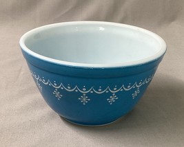 Vintage Pyrex #401 Snowflake Garland 1.5 Pint Small Blue Nesting Mixing Bowl - $15.85