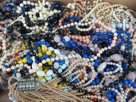 Huge Beaded Necklace Lot Vintage Mid Century 1950&#39;s 1960&#39;s Pearl Bakelite Lucite - £43.57 GBP