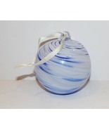 STUNNING BLOWN ART GLASS WHITE &amp; BLUE SWIRL DESIGN 4&quot; BALL ORNAMENT - €31,81 EUR