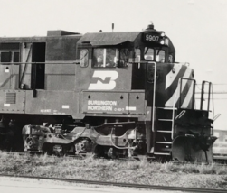 Burlington Northern Railroad BN #5907 U30C Locomotive Train B&amp;W Photo Aurora IL - £7.55 GBP