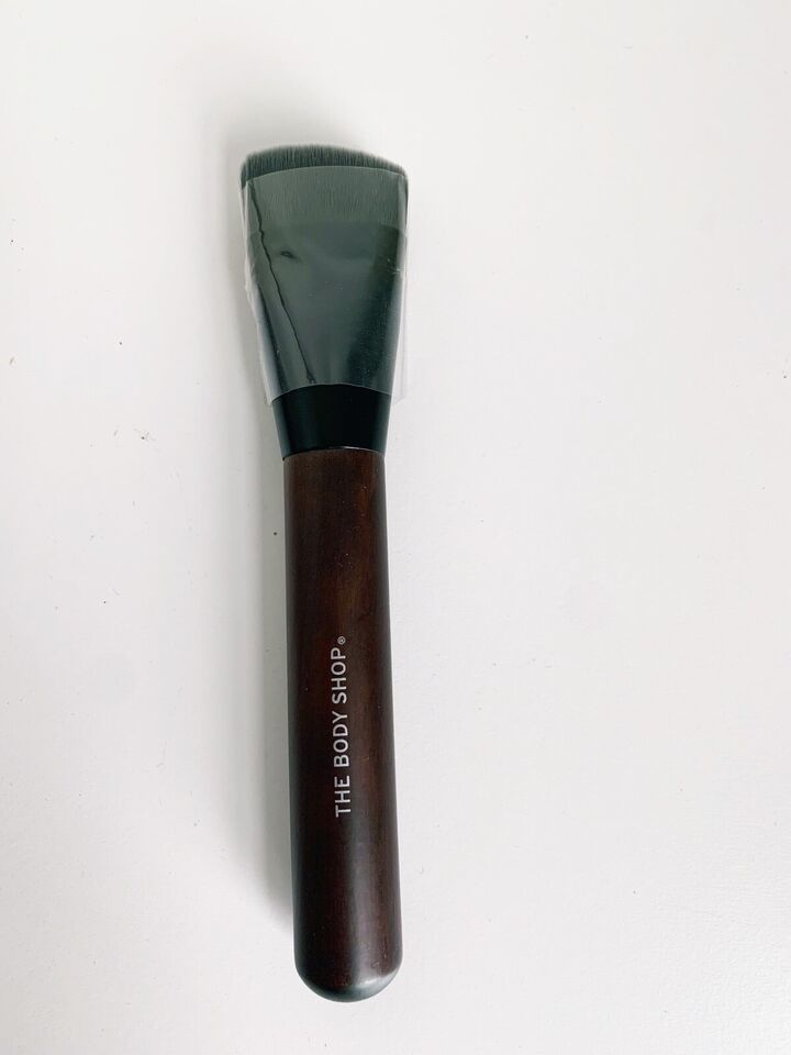 The Body Shop CONTOURING Makeup Brush