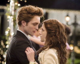 Robert Pattison Kristen Stewart embrace The Twilight Saga 8x10 photo - £9.39 GBP