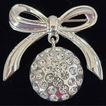 Christmas Ornament & Bow Crystal Rhinestones Silver Toned Brooch Pin Sig... - €8,59 EUR Christmas Ornament & Bow Crystal Rhinestones Silver Toned Brooch Pin Sig... - €8,59 EUR