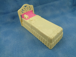 2001 Mattel Fisher Price Sweet Streets Dollhouse / Hotel Yellow Bed Teddy 3 1/2&quot; - £2.34 GBP