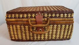 VINTAGE WICKER PICNIC BASKET WITH SET OF WHITE MELMAC DISHWARE DHA311 - $24.95
