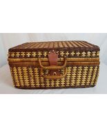 VINTAGE WICKER PICNIC BASKET WITH SET OF WHITE MELMAC DISHWARE DHA311 - $35.20 CAD