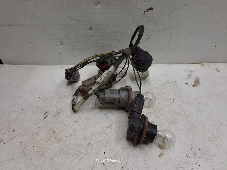 01 02 03 04 Chrysler 300M left or right tail light wiring harness OEM - $29.69