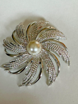 Sarah Coventry Brooch Pin Silvertone Swirl Sunburst Pinwheel Jewelry Faux Pearl - £10.14 GBP