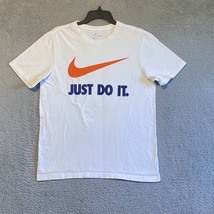 Nike Tee Men&#39;s Size M White Spellout Swoosh T-Shirt - $8.91