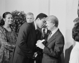 President Jimmy Carter greets Muhammad Ali at the White House Photo Print - £6.88 GBP+