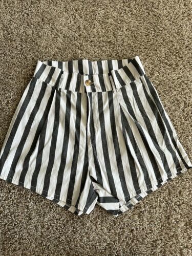 Women&#39;s Zaful Gray And White Stripe Shorts Size Small Chino Flat Front - $5.89