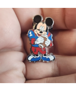 FOOTBALL PLAYER Mickey Mouse Disney Parks 2011 Trading Pin - £7.47 GBP