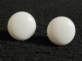 Vintage Screwback Earrings White Mentos White Collectible - £12.50 GBP