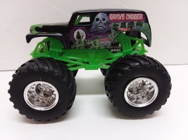 Hot Wheels Monster Jam GRAVE DIGGER Plastic base 1:64 scale - $11.88