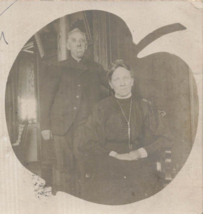 Due Men-One Un Priest-In Apple a Forma Di Finestra ~1906 Vero Foto Cartolina - £10.15 GBP