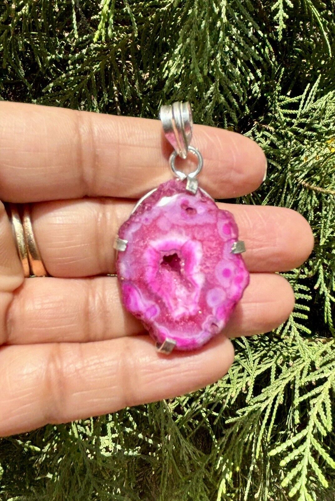 Plata de ley 925 chapado, colgante de piedra de ágata geoda druzy rosa,... - $12.04