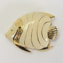 Signed MONET Angel Fish Pin Brooch Gold Tone Enamel Ocean 1.4&quot; x 1&quot; Vintage - $182.40 MXN