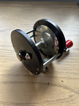 VINTAGE PENN  NO. 85  ( SEA BOY)  CASTING REEL  RED HANDLE - $319.32 MXN