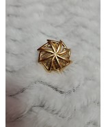 Single Vintage Monet Gold Tone Clipon Earring . - $335.23 MXN