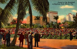 Crowd At The Bandshell In Bayfront Park, Miami Florida FL Linen  Postcard bk47 - £2.33 GBP