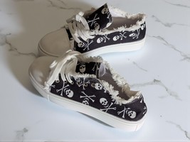 Women&#39;s Black &amp; White Skull Low Top Rubber Sole Lace Up Sneakers US 7.5/... - $15.10