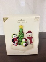 Hallmark Keepsake 2007 Very Merry Trio Penguins Snowman Christmas Ornament - £22.86 GBP