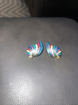 Vintage Clip-On Earrings  Enamel Gold Tone Abstract Flame Swirl 80s - $467.35 MXN